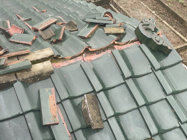 壊れた瓦屋根