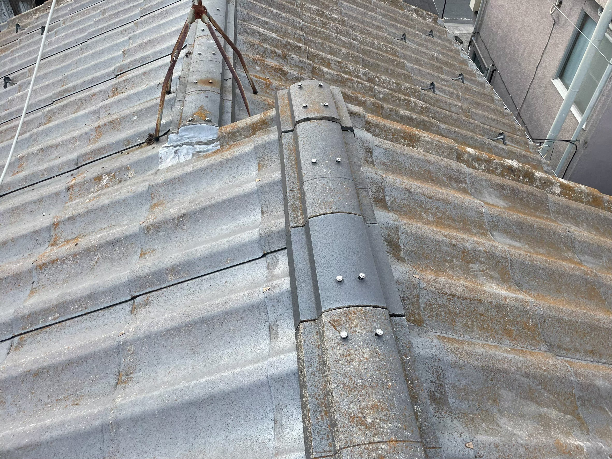 瓦屋根から金属屋根に葺き替え工事　施工前　既存屋根
