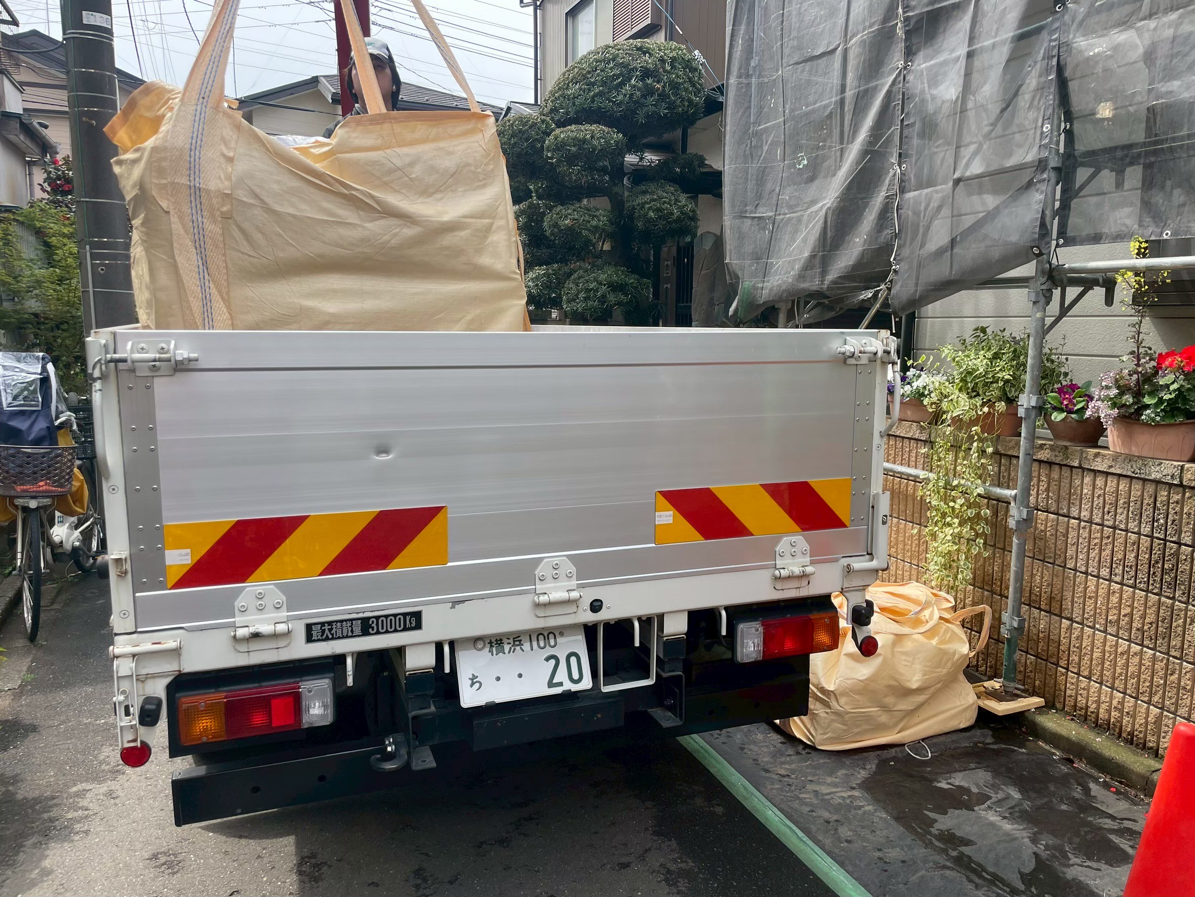 トラックで運ばれる撤去した屋根材