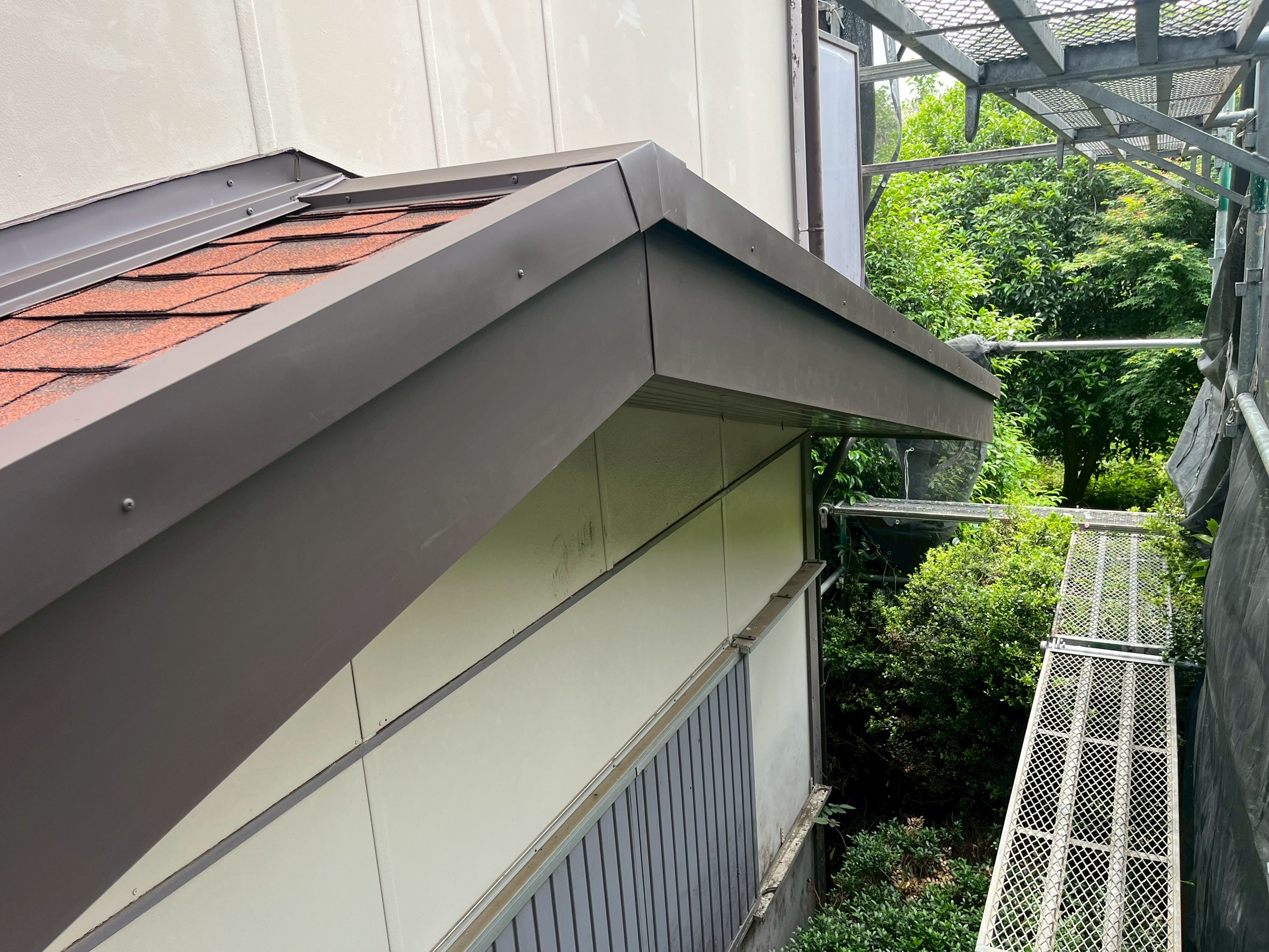 ガルバリウム鋼板を加工して破風板に被せた修理
